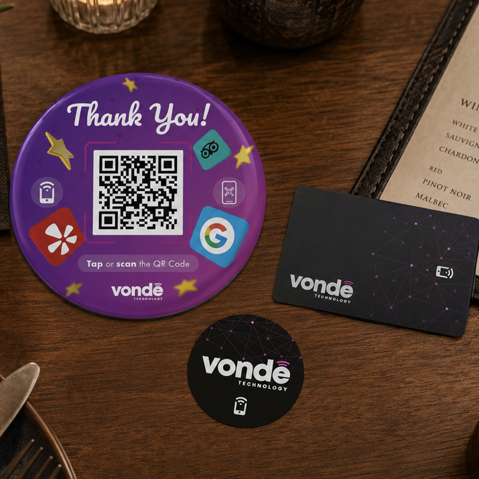 Vonde Review NFC és QR eszközök egy éttermi asztalon